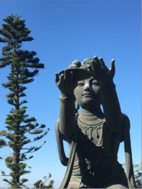 Yoga am Strand in Südfrankreich