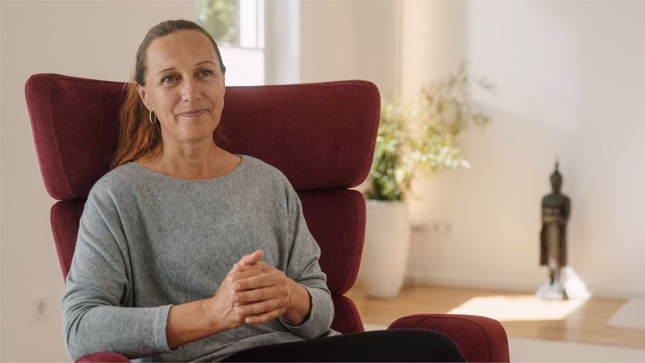 Coach Gabriele Andler in einem ruhigen Raum während eines Einzelcoachings.“